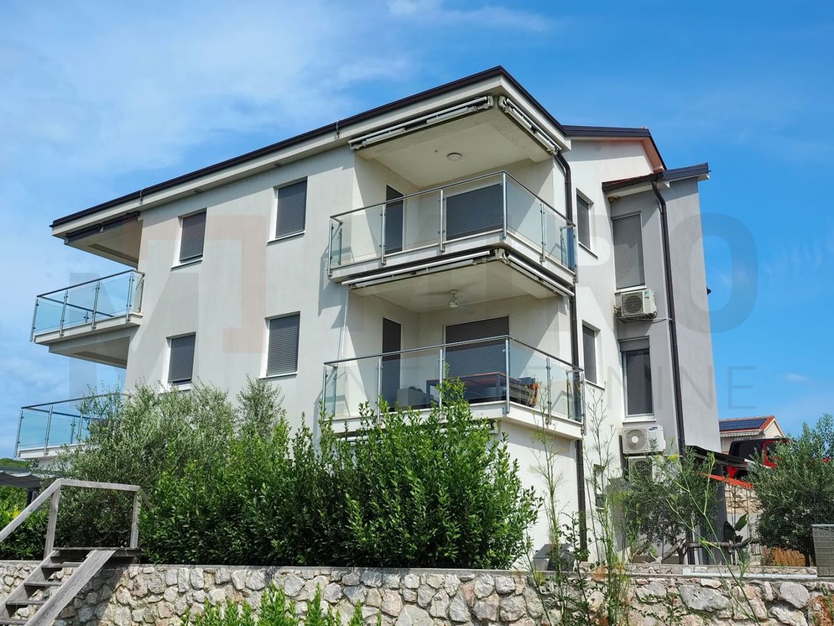Mesto Krk, dva moderna apartmaja z bazenom in pogledom, PRODAJA!