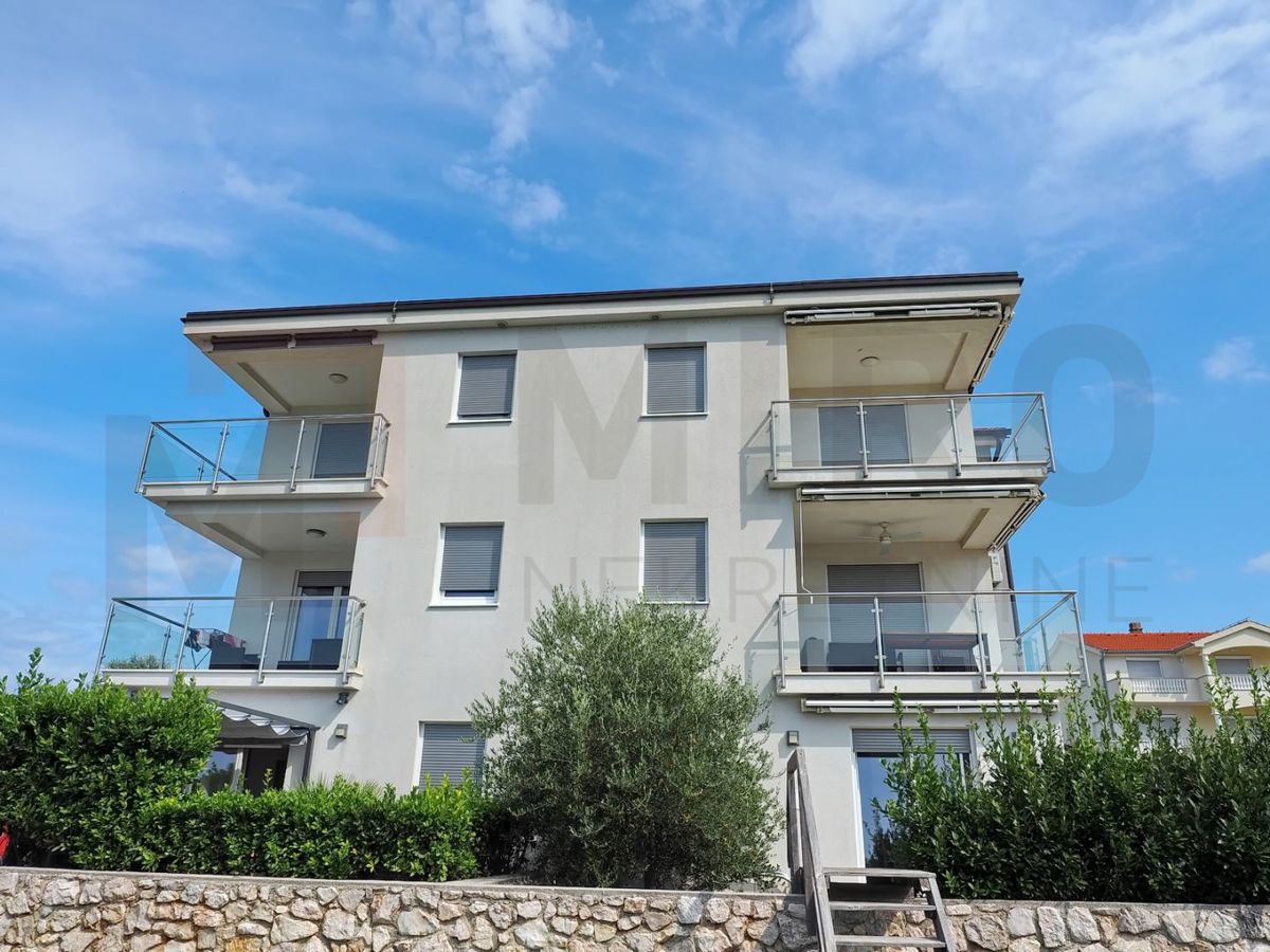 Mesto Krk, dva moderna apartmaja z bazenom in pogledom, PRODAJA!