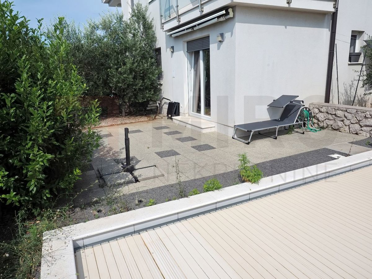 Mesto Krk, dva moderna apartmaja z bazenom in pogledom, PRODAJA!