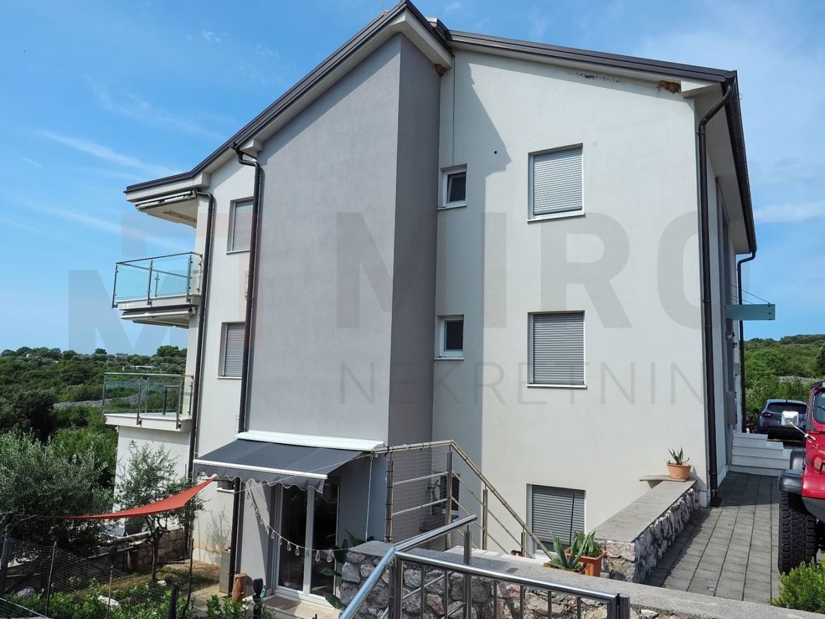 Mesto Krk, dva moderna apartmaja z bazenom in pogledom, PRODAJA!