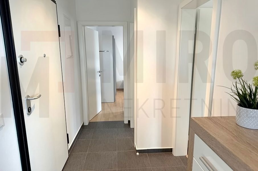 Mesto Krk, dva moderna apartmaja z bazenom in pogledom, PRODAJA!