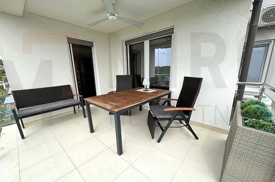 Mesto Krk, dva moderna apartmaja z bazenom in pogledom, PRODAJA!