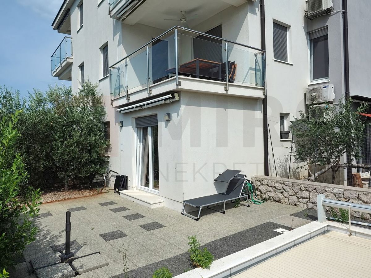 Mesto Krk, dva moderna apartmaja z bazenom in pogledom, PRODAJA!