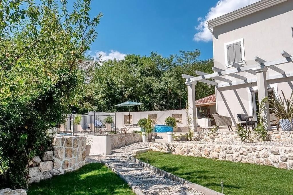 Crikvenica, okolica, nova samostojna hiša z bazenom!