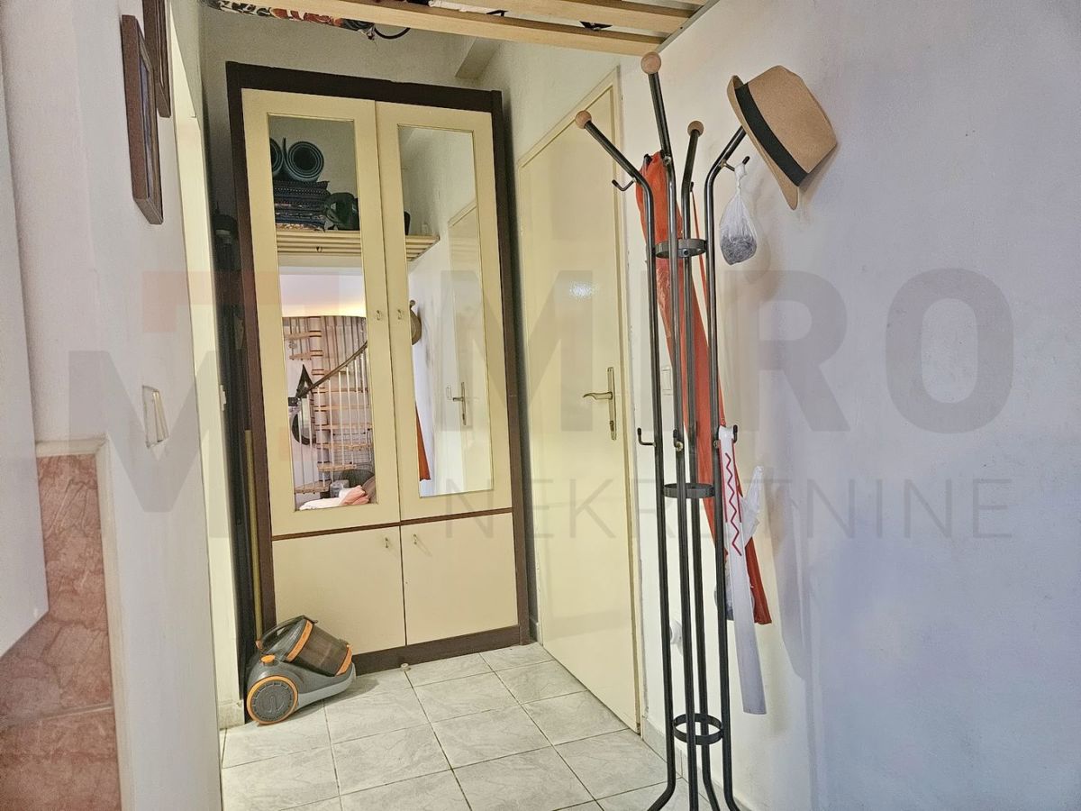 Njivice, furnished duplex apartment with terrace and garden!