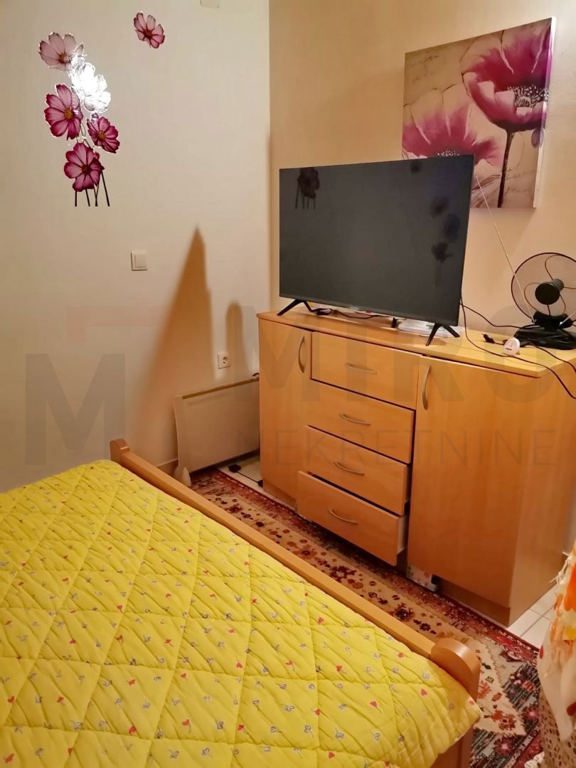 Njivice, furnished duplex apartment with terrace and garden!