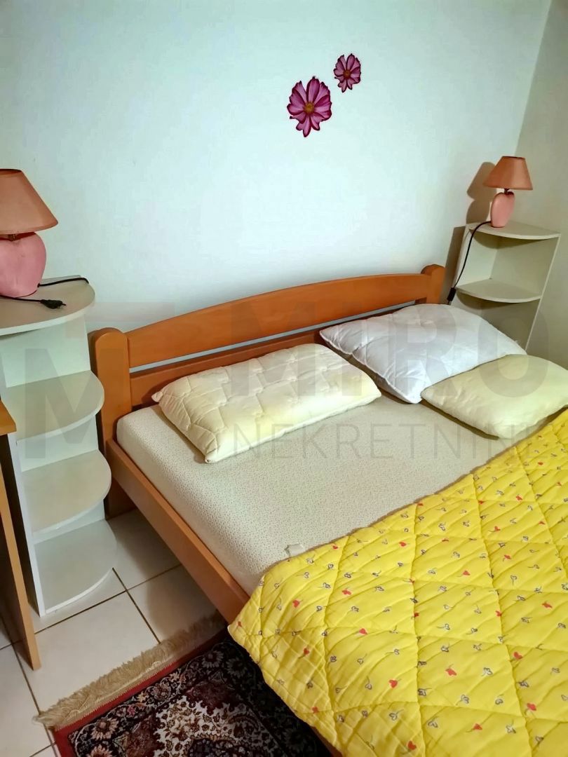 Njivice, furnished duplex apartment with terrace and garden!
