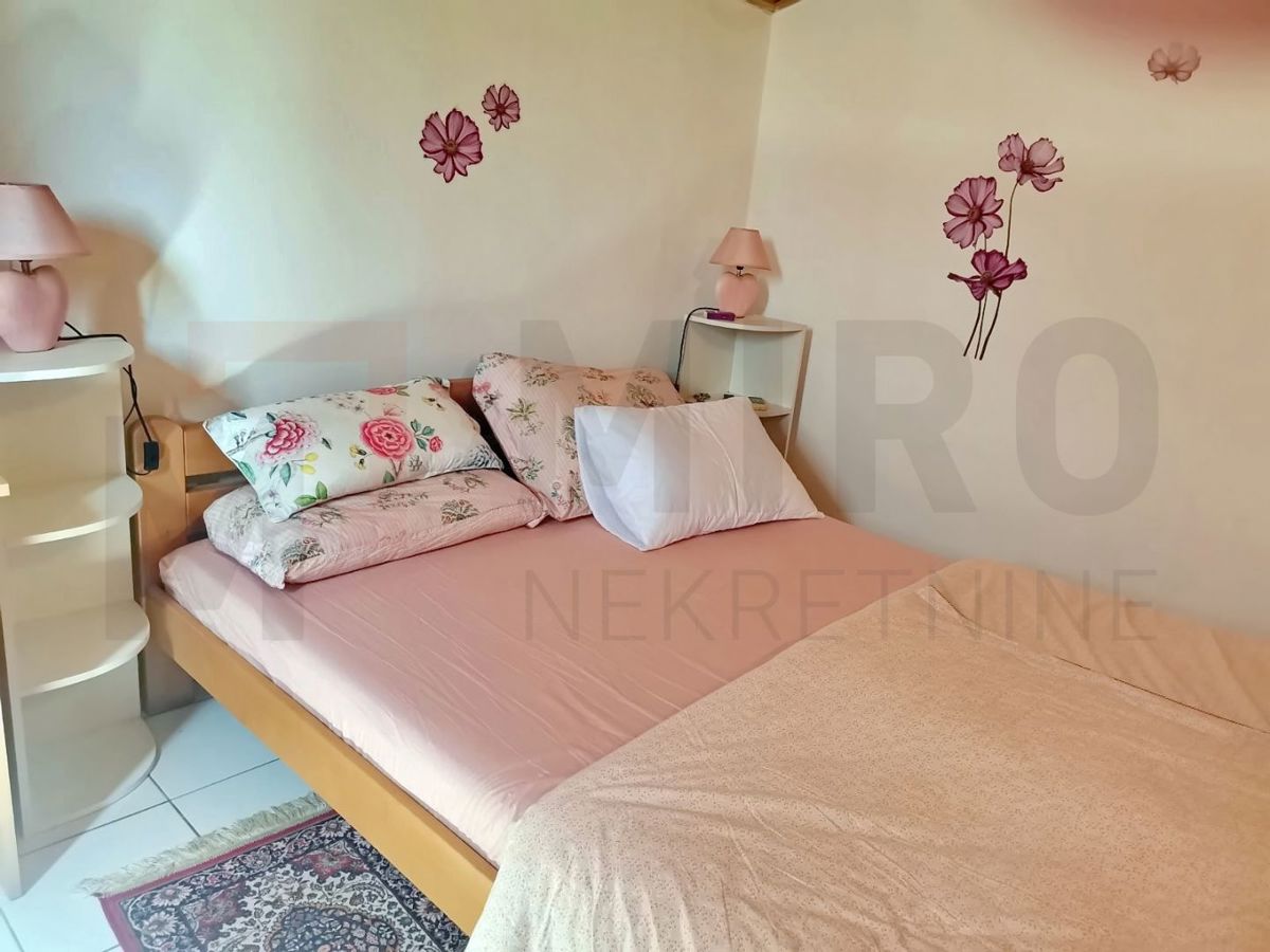 Njivice, furnished duplex apartment with terrace and garden!