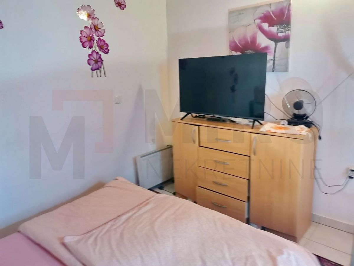 Njivice, furnished duplex apartment with terrace and garden!