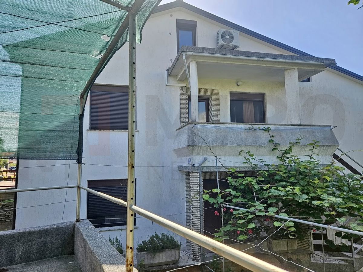 Krk, polsamostojna hiša s tremi apartmaji in pomožnim objektom!