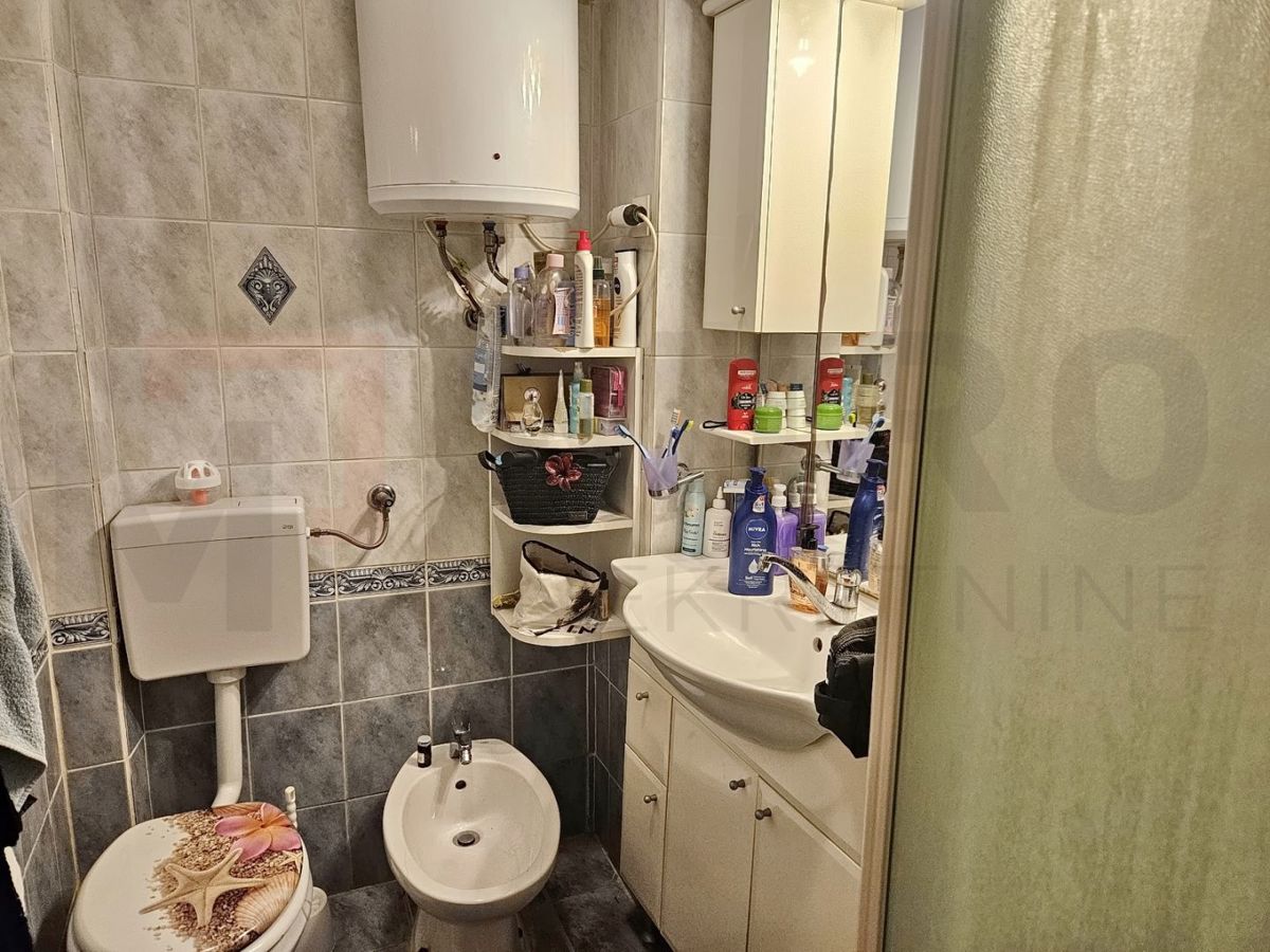 Krk, polsamostojna hiša s tremi apartmaji in pomožnim objektom!