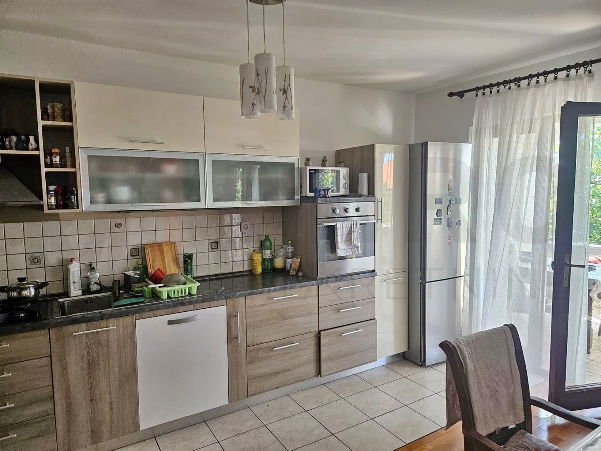 Krk, polsamostojna hiša s tremi apartmaji in pomožnim objektom!