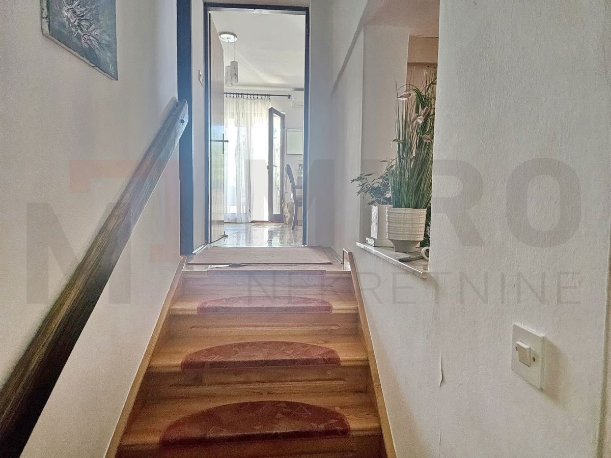 Krk, polsamostojna hiša s tremi apartmaji in pomožnim objektom!