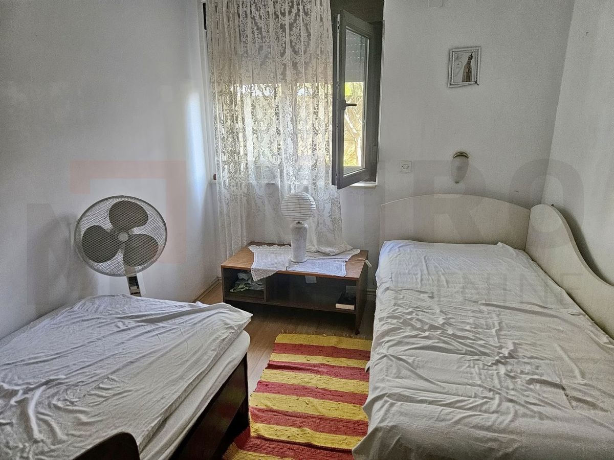 Krk, polsamostojna hiša s tremi apartmaji in pomožnim objektom!