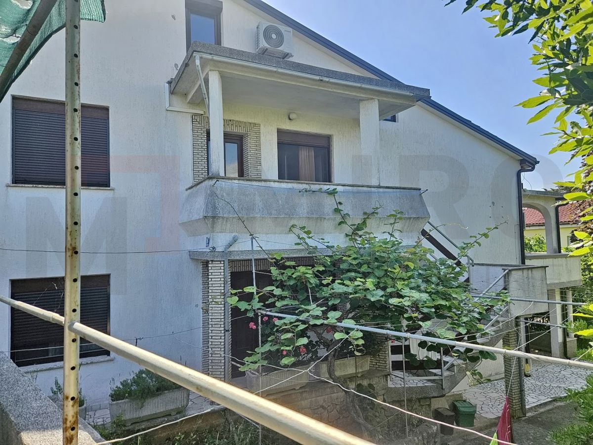 Krk, polsamostojna hiša s tremi apartmaji in pomožnim objektom!