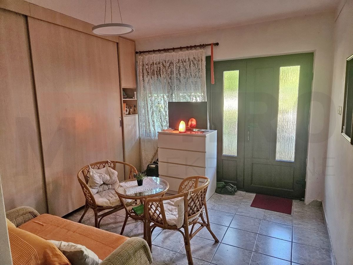 Krk, polsamostojna hiša s tremi apartmaji in pomožnim objektom!