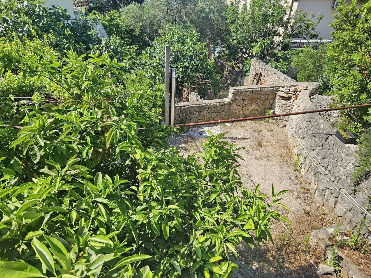 Krk, polsamostojna hiša s tremi apartmaji in pomožnim objektom!