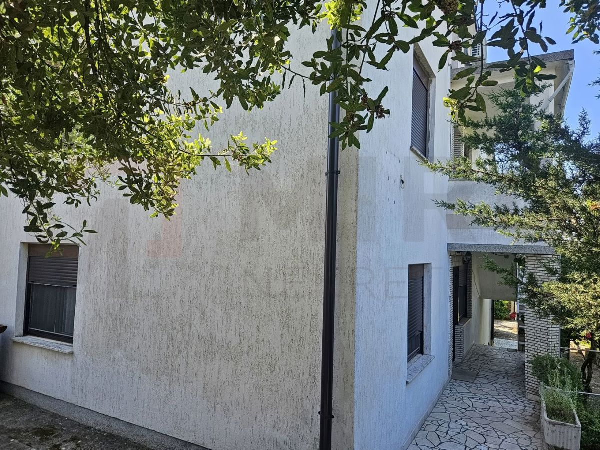 Krk, polsamostojna hiša s tremi apartmaji in pomožnim objektom!