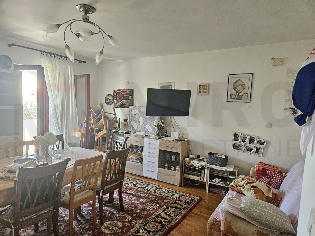 Krk, polsamostojna hiša s tremi apartmaji in pomožnim objektom!