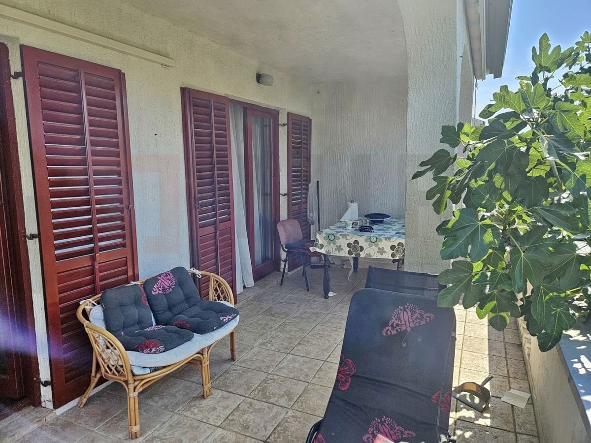 Krk, polsamostojna hiša s tremi apartmaji in pomožnim objektom!