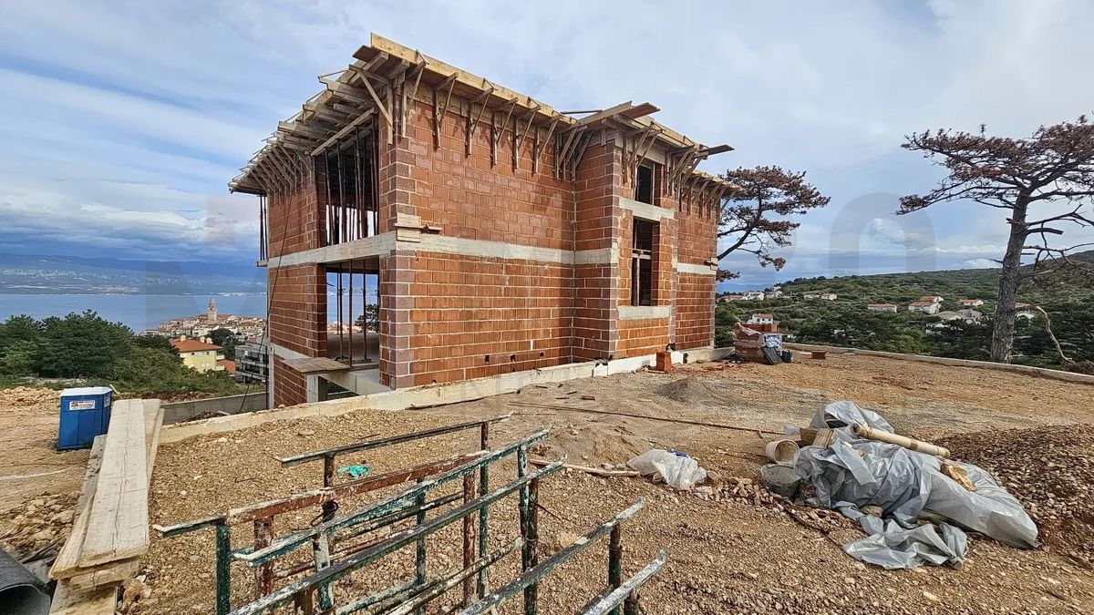 Vrbnik, dva apartmaja v gradnji s pogledom na morje, NAPRODAJ!
