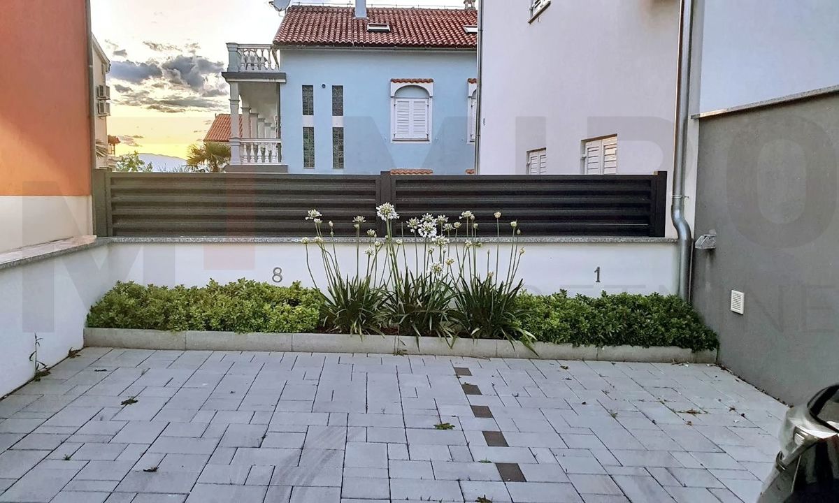 Malinska, moderno opremljen apartma v pritličju z vrtom!