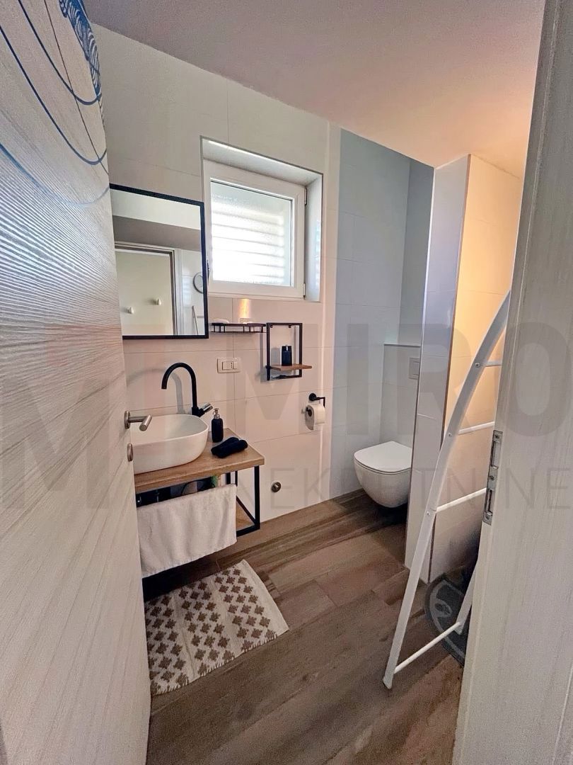 Malinska, moderno opremljen apartma v pritličju z vrtom!