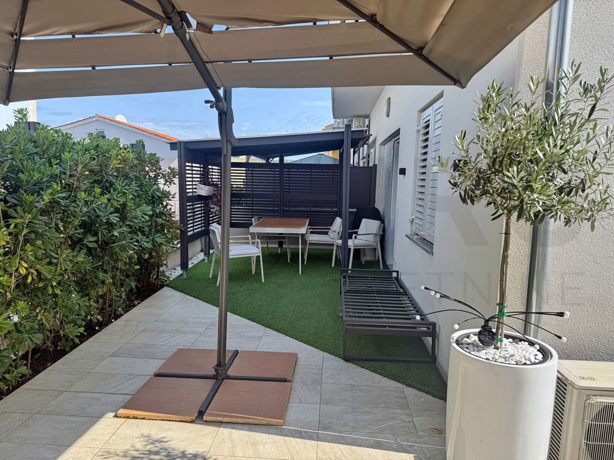 Malinska, moderno opremljen apartma v pritličju z vrtom!