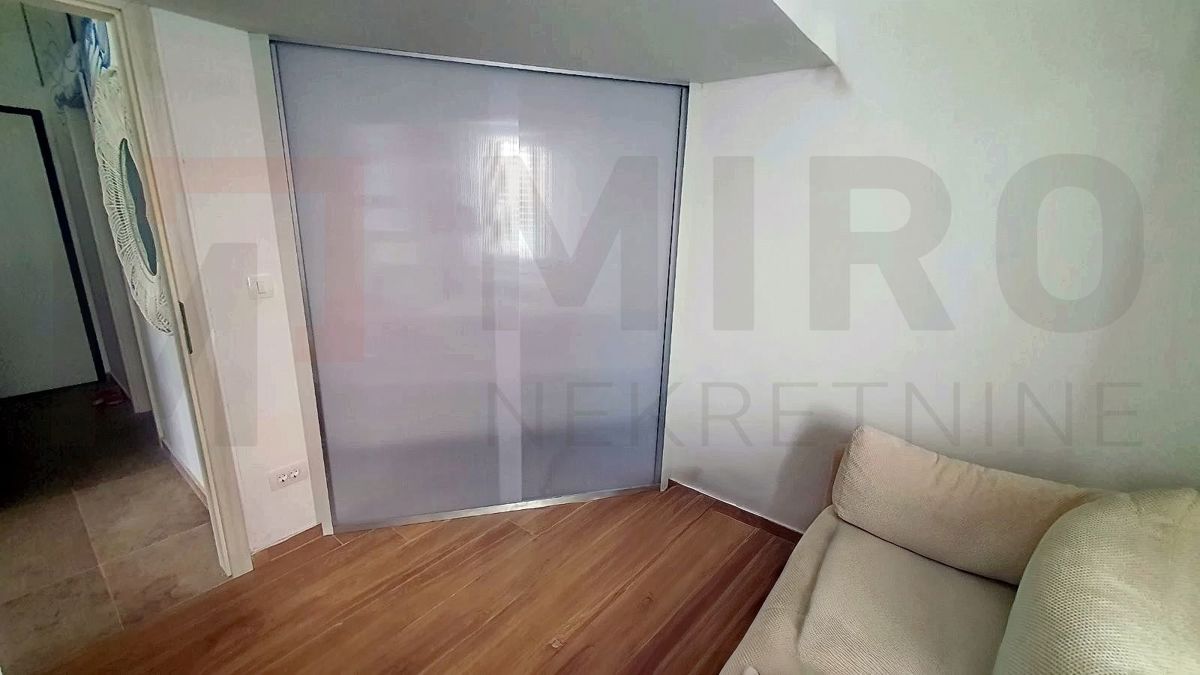 Malinska, moderno opremljen apartma v pritličju z vrtom!