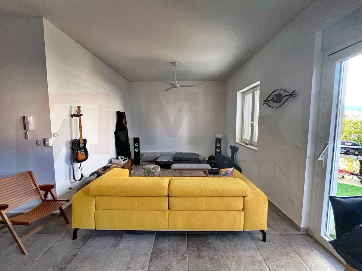 Malinska, moderno opremljen apartma v pritličju z vrtom!