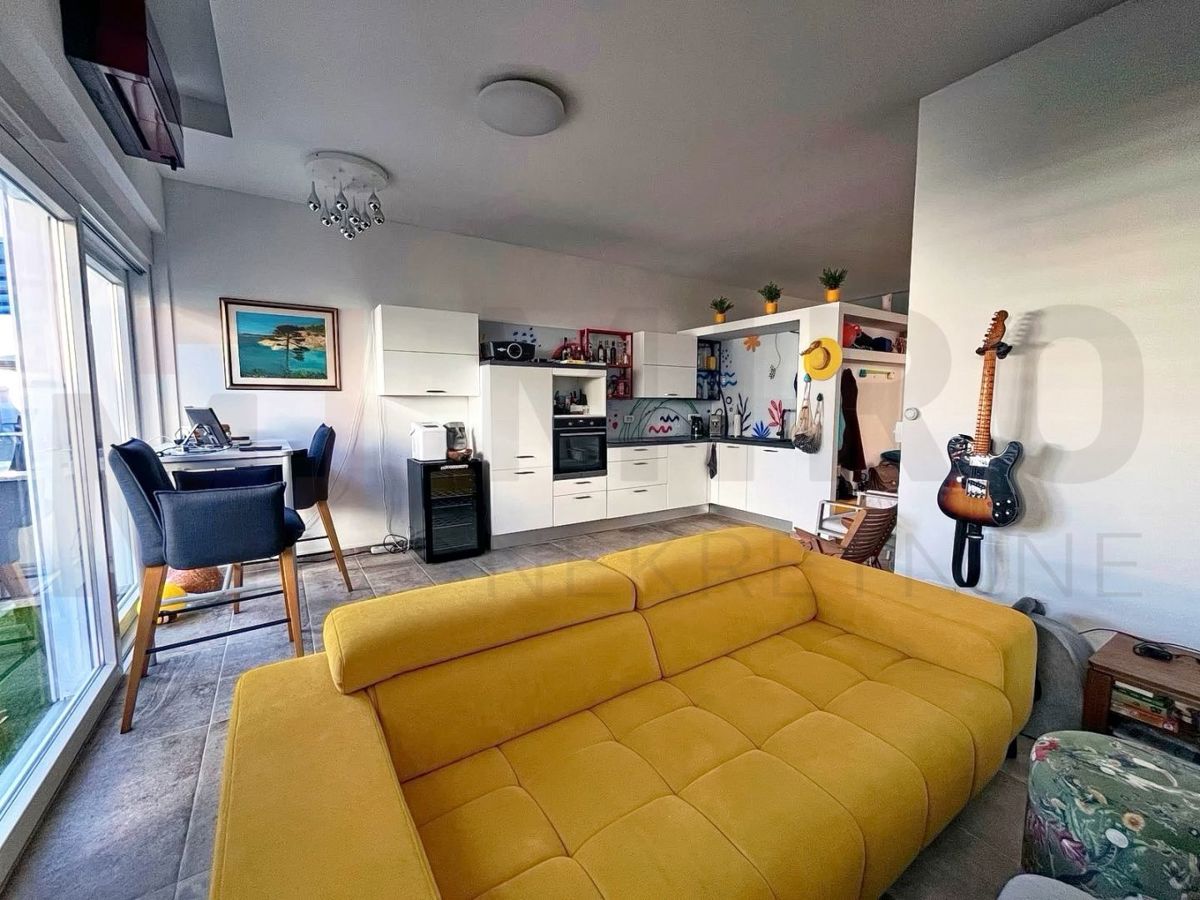 Malinska, moderno opremljen apartma v pritličju z vrtom!