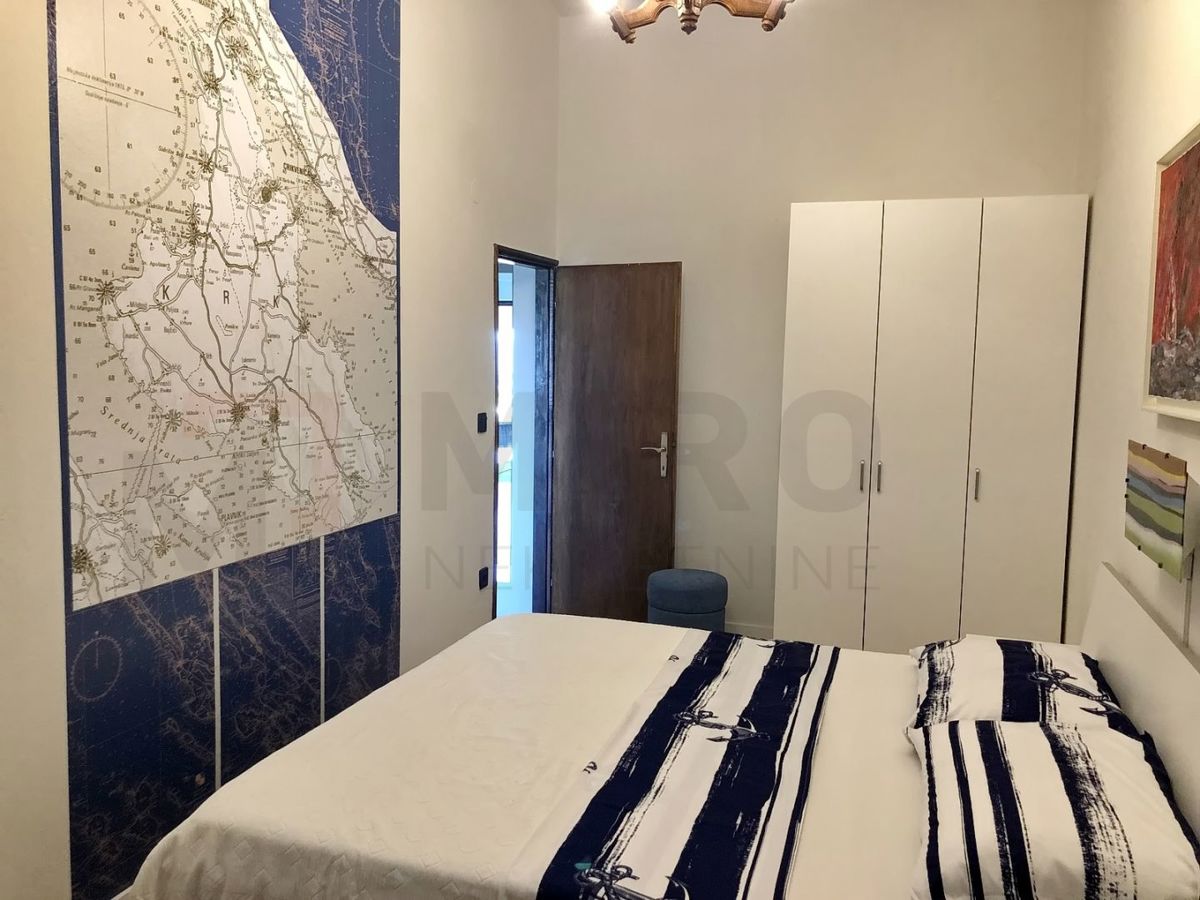 Krk, okolica, polsamostojna hiša s 3 apartmaji s pogledom na morje!