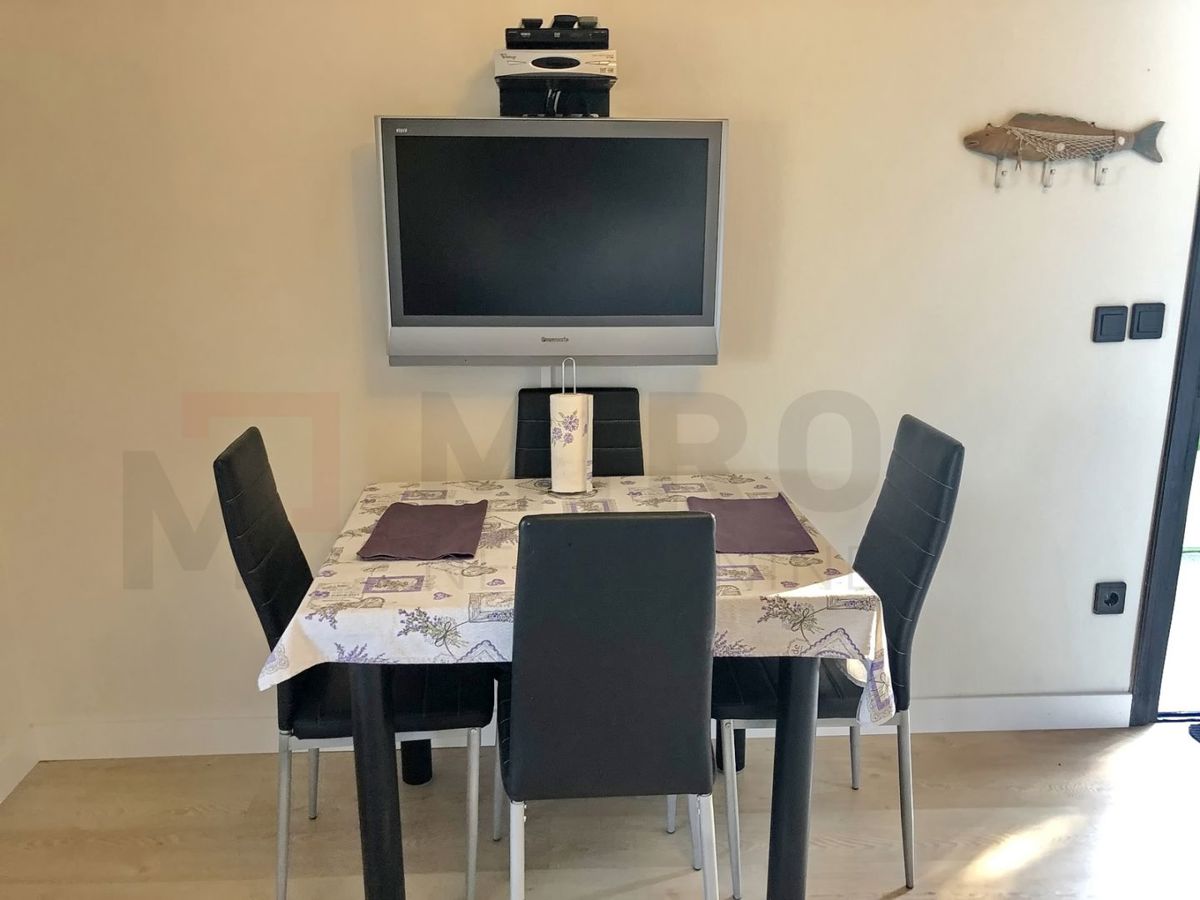 Krk, okolica, polsamostojna hiša s 3 apartmaji s pogledom na morje!