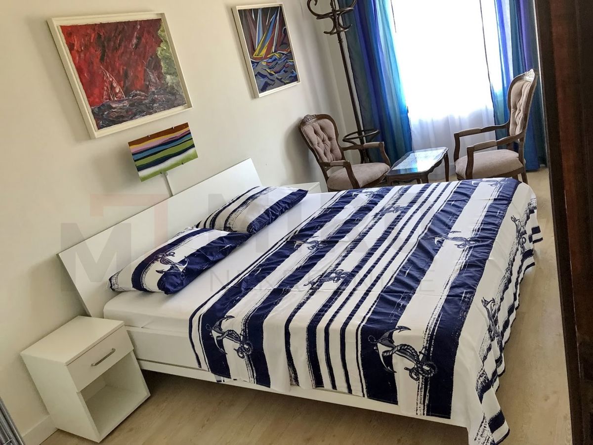 Krk, okolica, polsamostojna hiša s 3 apartmaji s pogledom na morje!