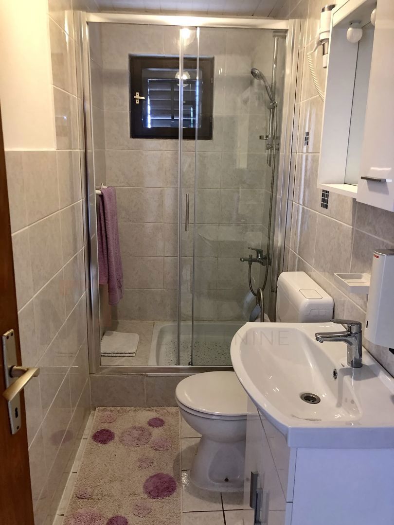 Krk, okolica, polsamostojna hiša s 3 apartmaji s pogledom na morje!