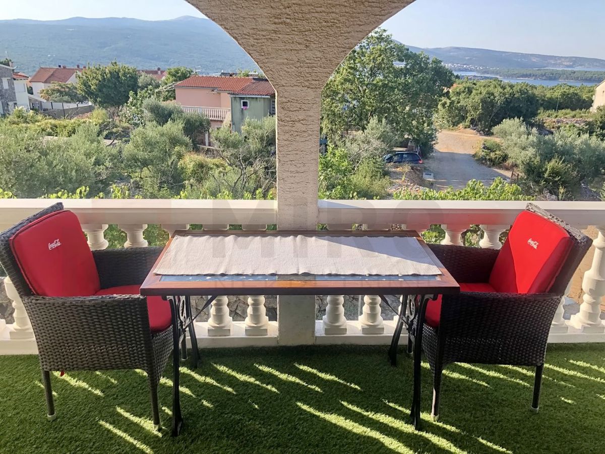 Krk, okolica, polsamostojna hiša s 3 apartmaji s pogledom na morje!