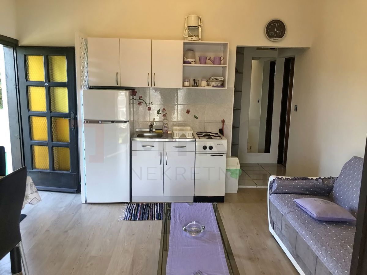 Krk, okolica, polsamostojna hiša s 3 apartmaji s pogledom na morje!