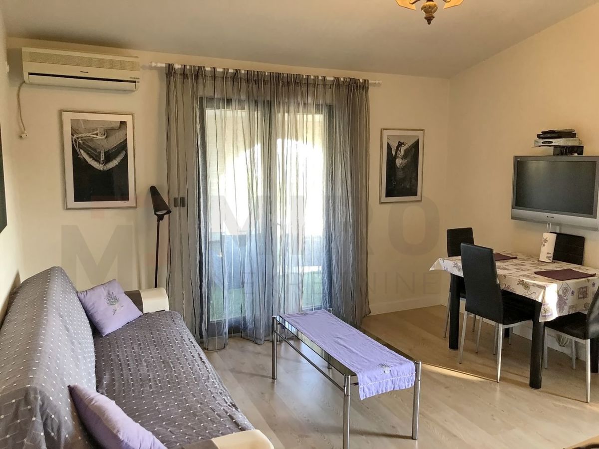 Krk, okolica, polsamostojna hiša s 3 apartmaji s pogledom na morje!