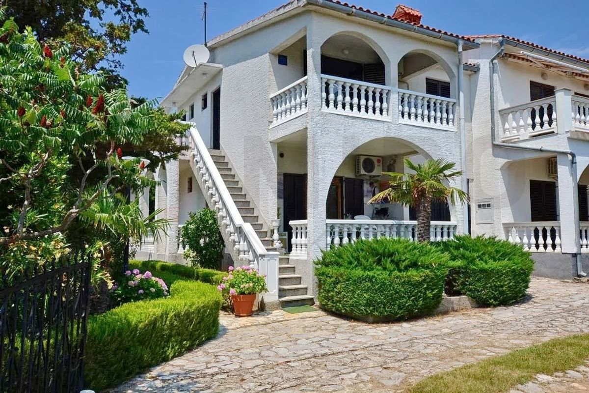 Krk, okolica, polsamostojna hiša s 3 apartmaji s pogledom na morje!