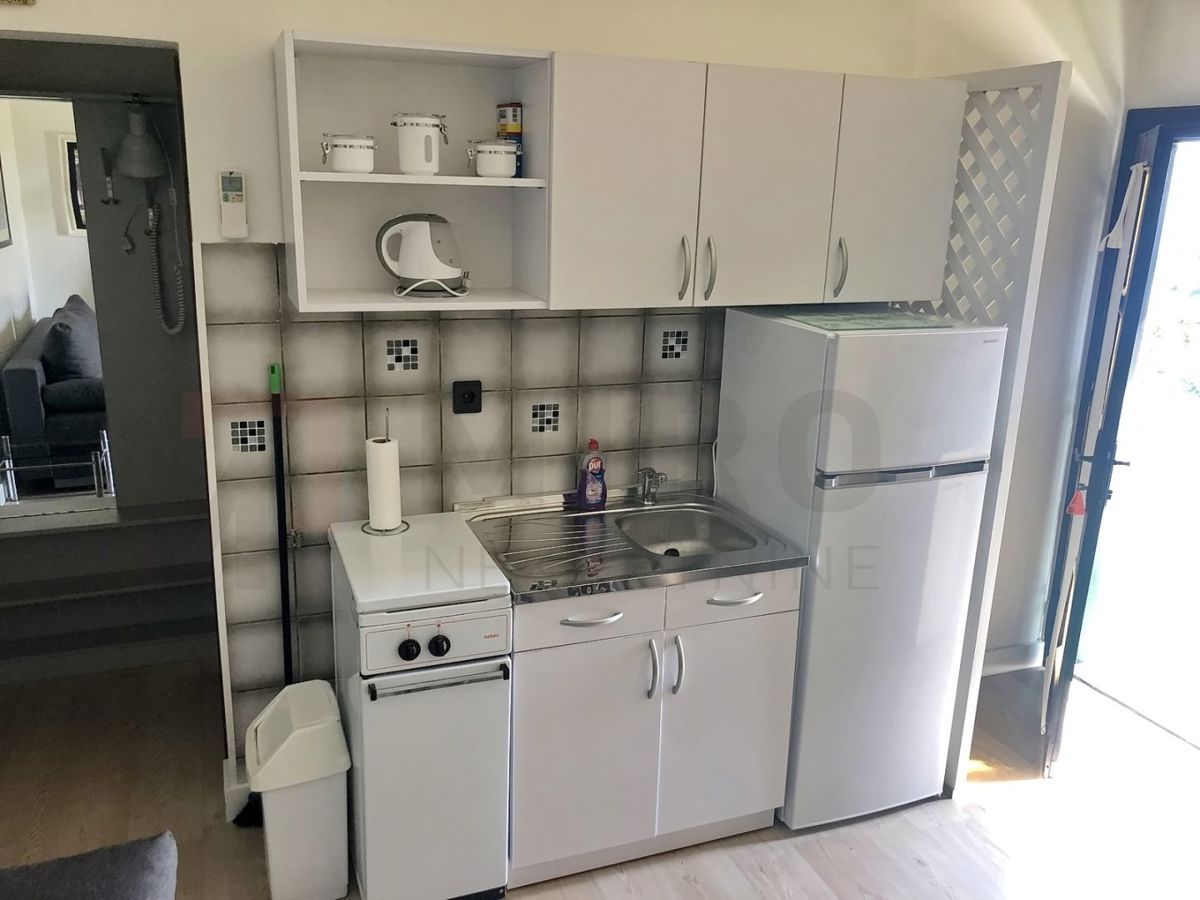 Krk, okolica, polsamostojna hiša s 3 apartmaji s pogledom na morje!