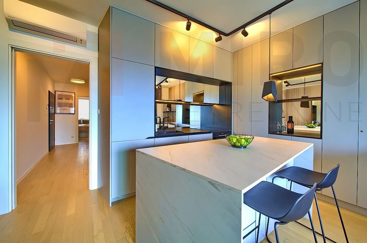 Grad Krk , moderno namješten apartma z okućnico in pogledom!