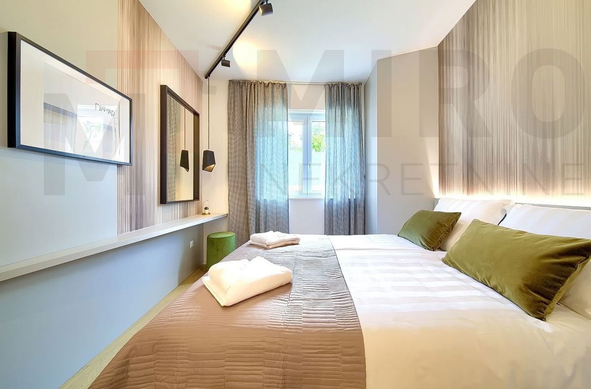 Grad Krk , moderno namješten apartma z okućnico in pogledom!