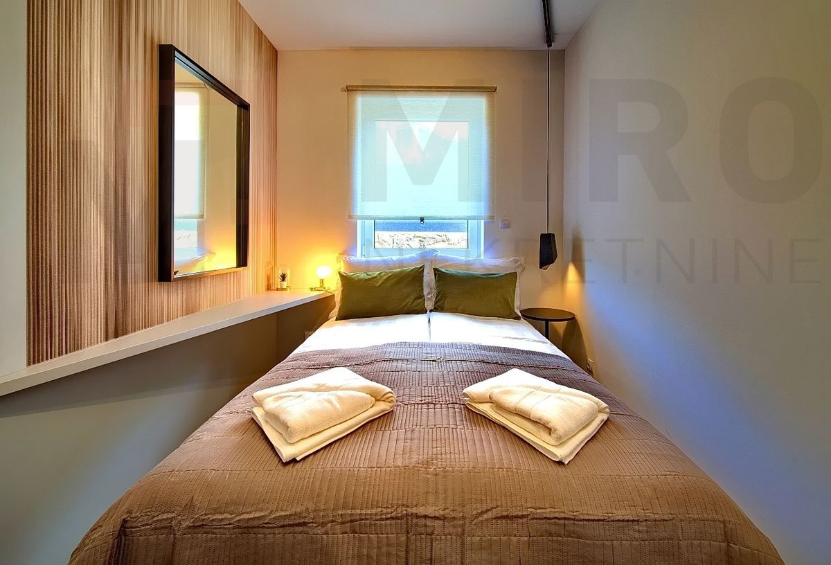 Grad Krk , moderno namješten apartma z okućnico in pogledom!