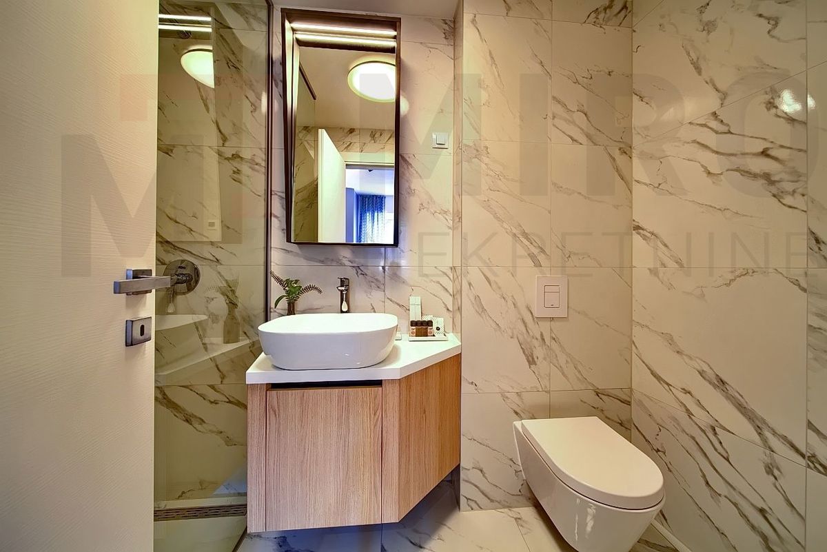 Grad Krk , moderno namješten apartma z okućnico in pogledom!