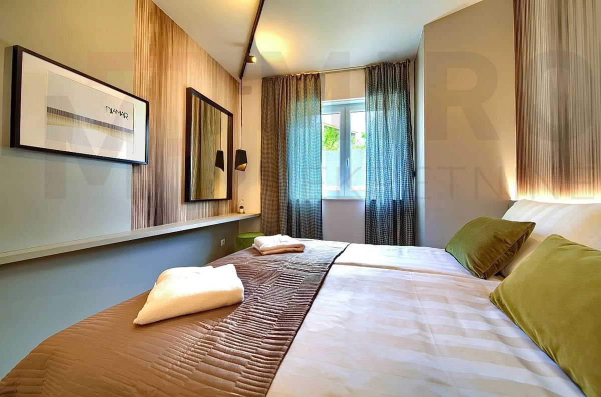 Grad Krk , moderno namješten apartma z okućnico in pogledom!