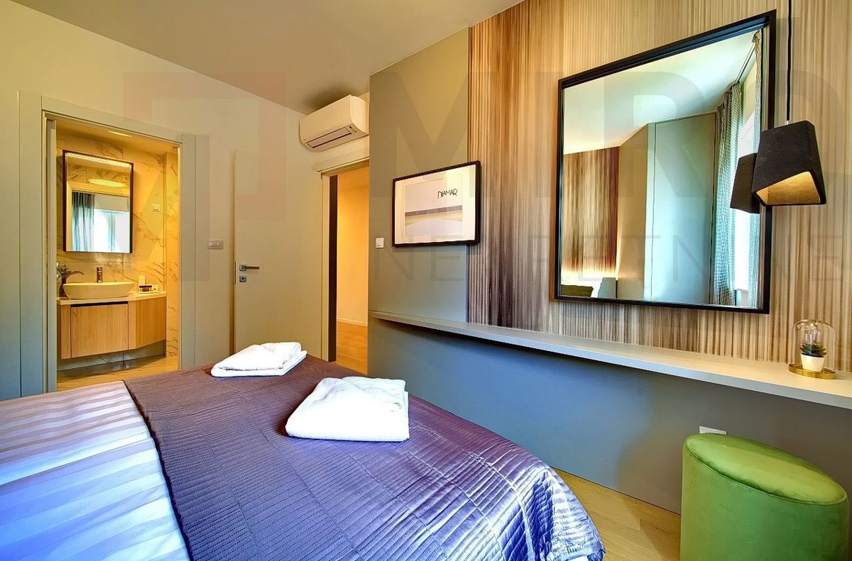 Grad Krk , moderno namješten apartma z okućnico in pogledom!