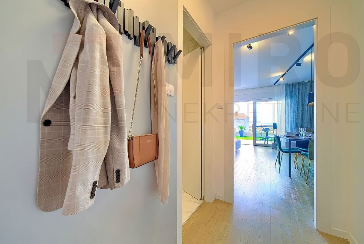 Grad Krk , moderno namješten apartma z okućnico in pogledom!