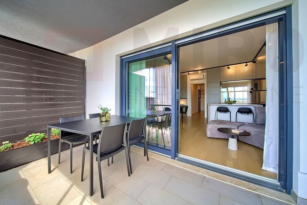 Grad Krk , moderno namješten apartma z okućnico in pogledom!