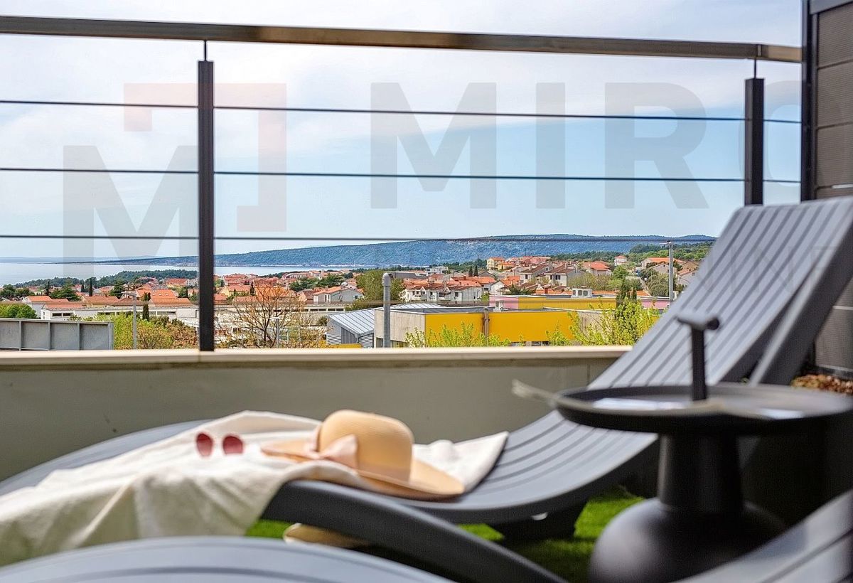 Grad Krk , moderno namješten apartma z okućnico in pogledom!