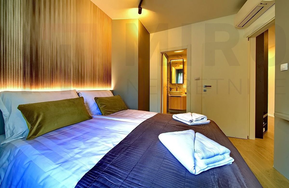 Grad Krk , moderno namješten apartma z okućnico in pogledom!